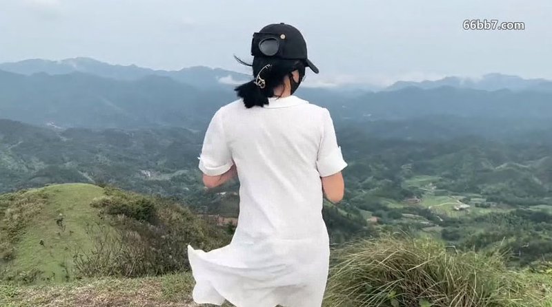 全裸户外遛狗，尾随挑逗老大叔